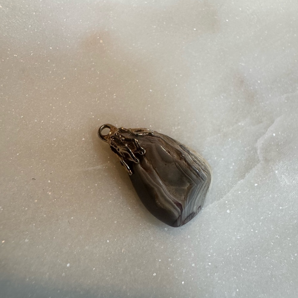 New Old Stock Gray Stone Pendant with Gold Accent - Picture 2 of 8